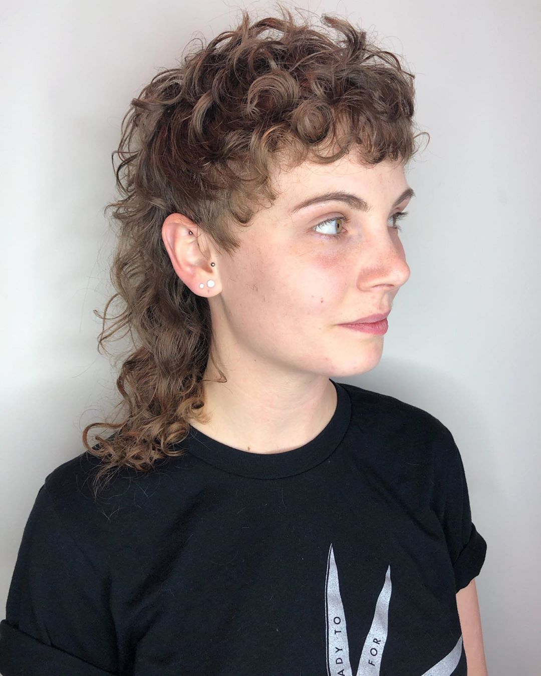 12 Trendsetting Short Curly Mullet Hairstyles for 2024